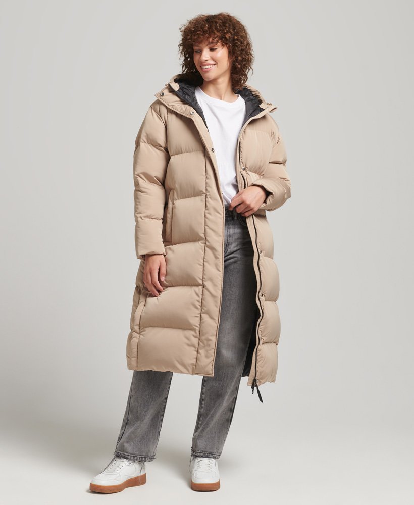 lange gewatteerde jas met capuchon in shaker beige