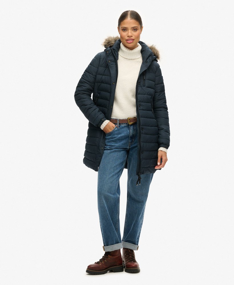 gewatteerde jas met capuchon van imitatiebont in de kleur eclipse navy.