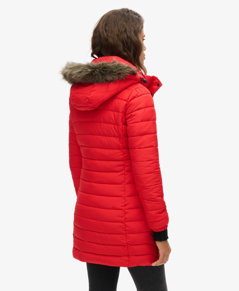 gewatteerde jas met capuchon van imitatiebont in een opvallende rode kleur.