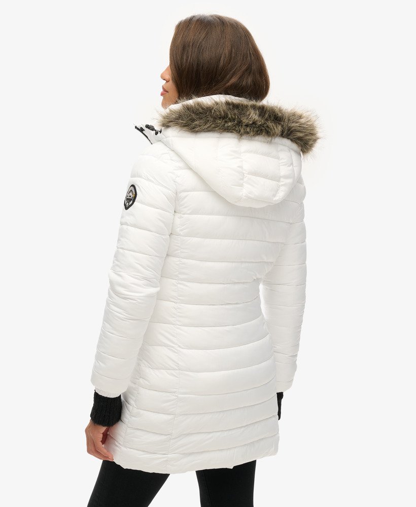 witte gewatteerde jas met capuchon van imitatiebont.