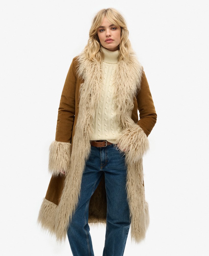 lange afghaanse jas met imitatiebontvoering in tabaksbruin van denim co.
