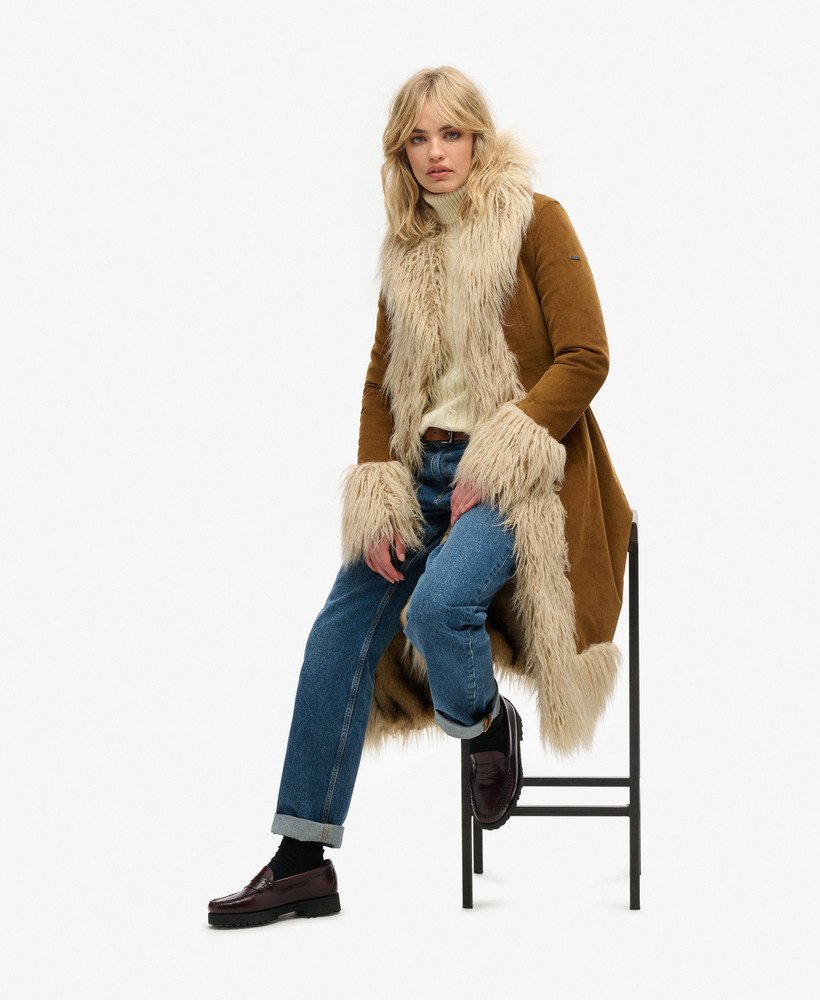 lange afghaanse jas met imitatiebontvoering in tabaksbruin van denim co.