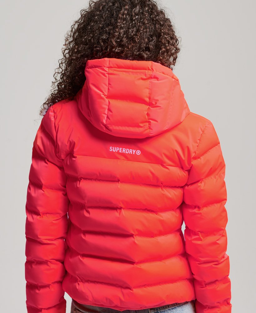 hittebestendige gewatteerde jas in hyper fire coral.