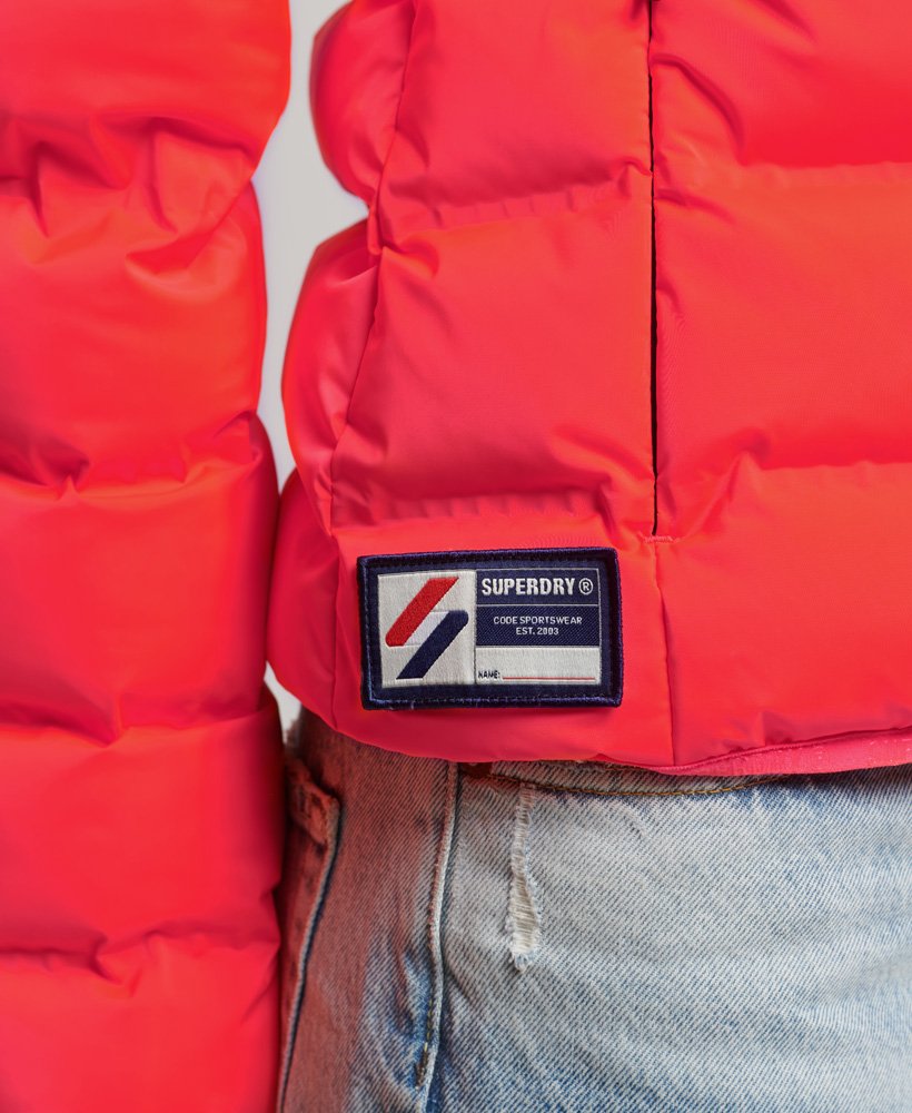 hittebestendige gewatteerde jas in hyper fire coral.