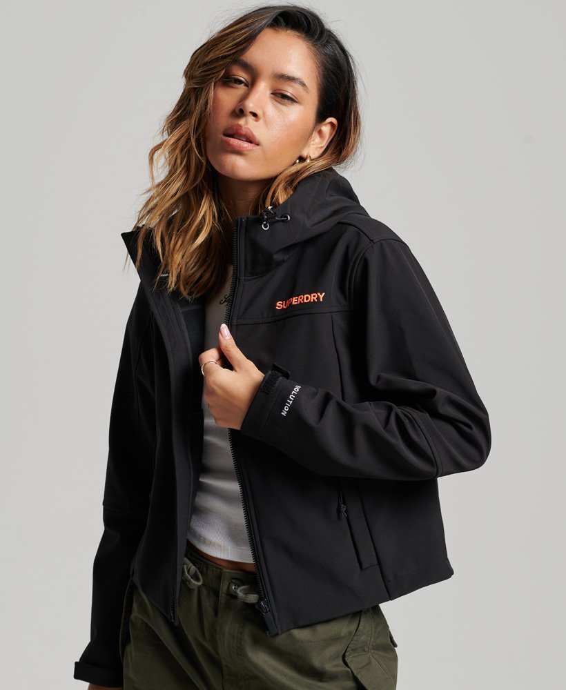 code trekker softshelljack met capuchon in zwart