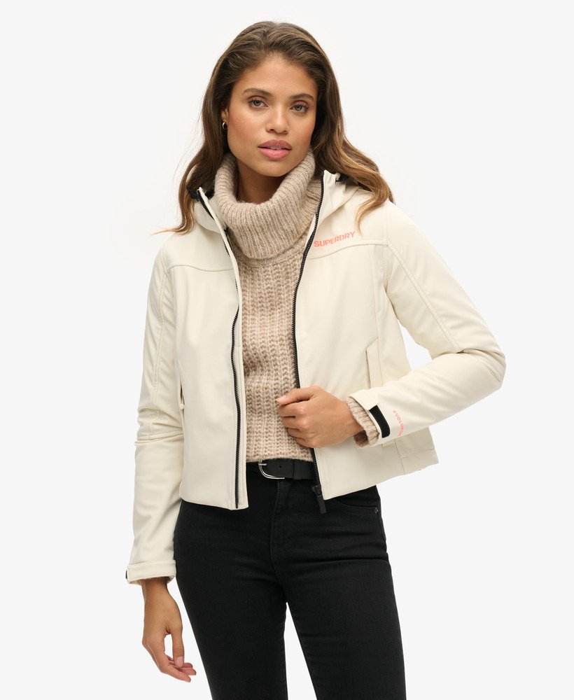 code trekker softshelljack met capuchon in rijstwit