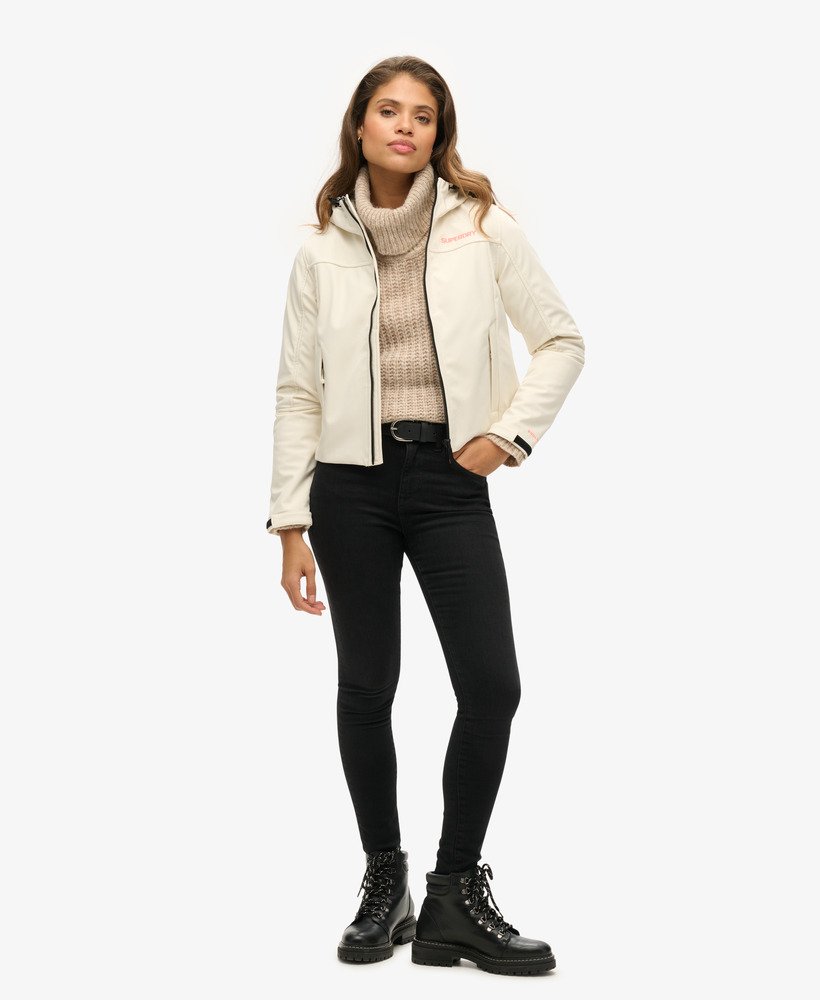 code trekker softshelljack met capuchon in rijstwit