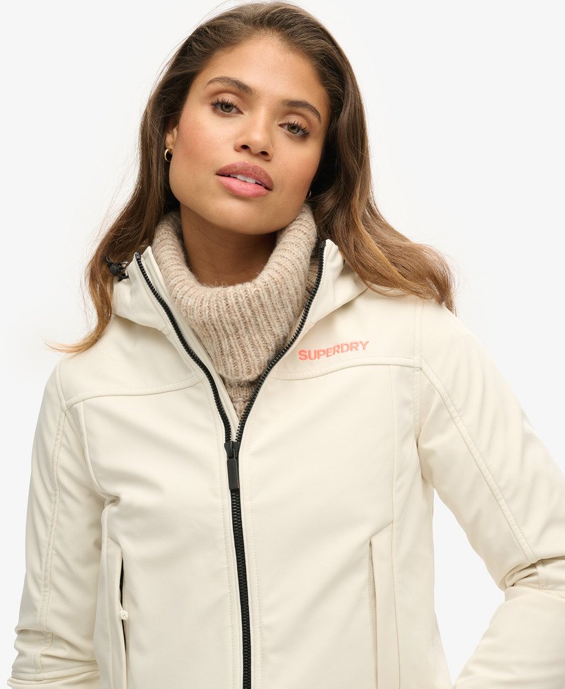 code trekker softshelljack met capuchon in rijstwit