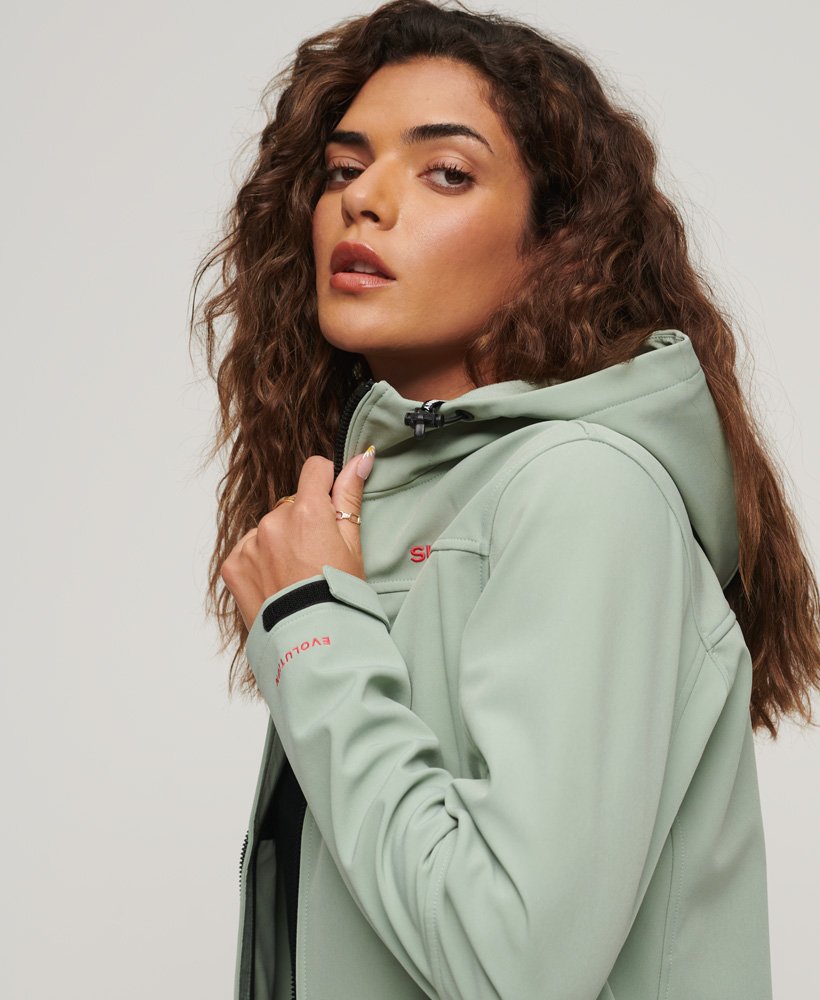 code trekker softshelljack met capuchon in licht jadegroen