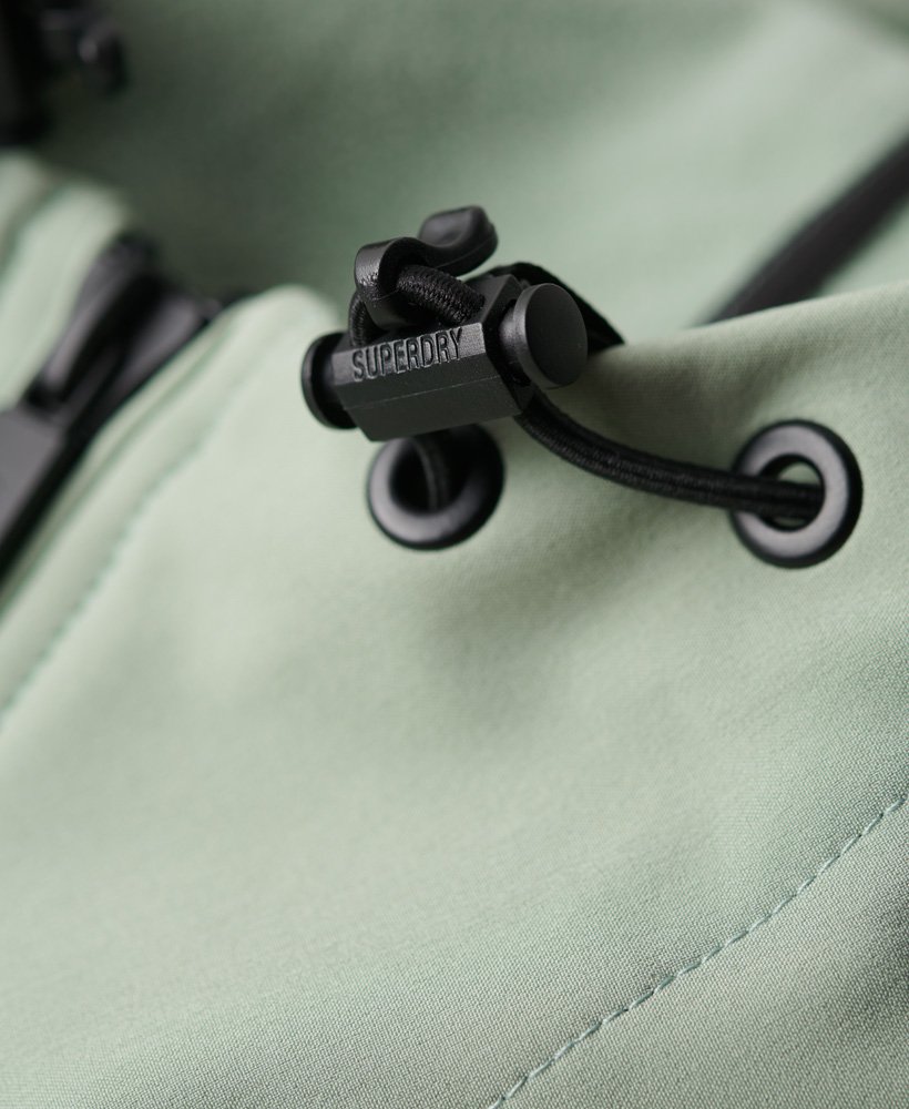 code trekker softshelljack met capuchon in licht jadegroen