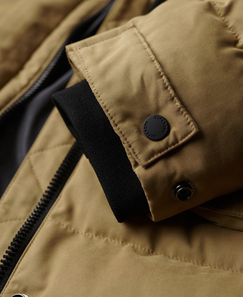 parka met capuchon van imitatiebont in klassiek beigebruin.