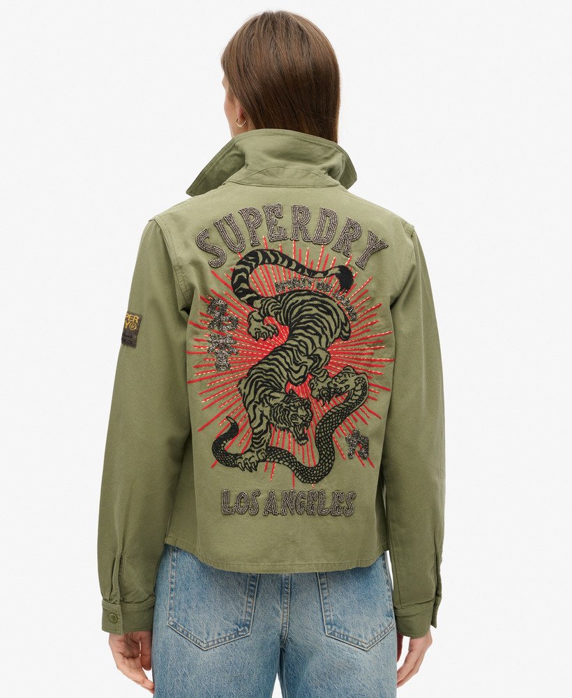 versierde militaire jas in legergroen