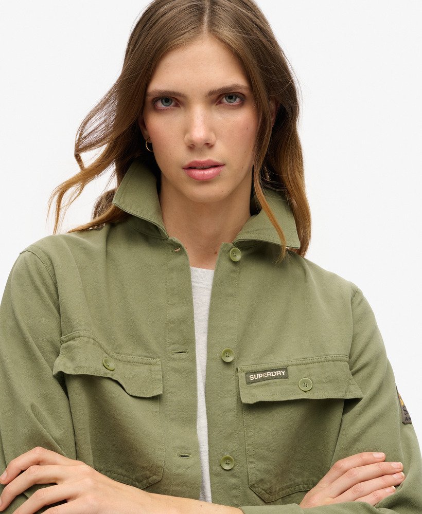 versierde militaire jas in legergroen