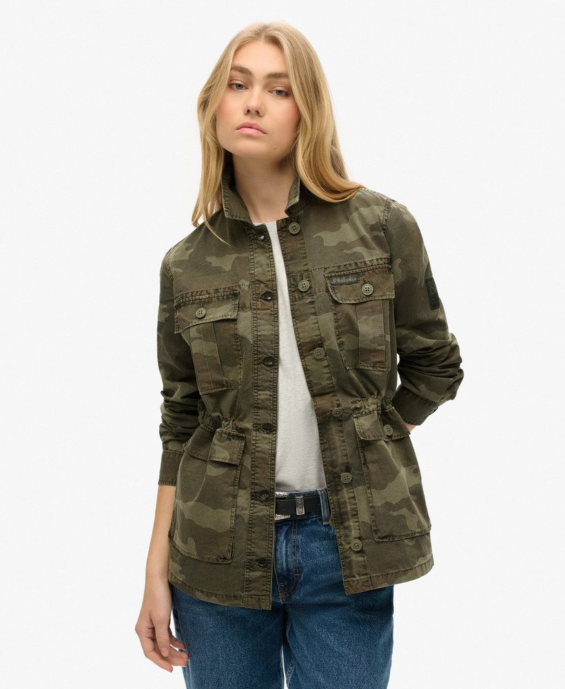 geborduurd militair veldjack in zonverbleekte camouflageprint