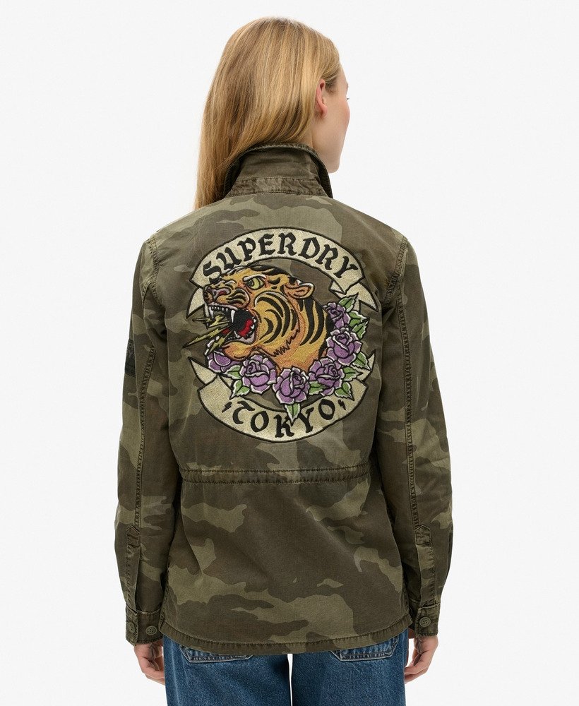 geborduurd militair veldjack in zonverbleekte camouflageprint