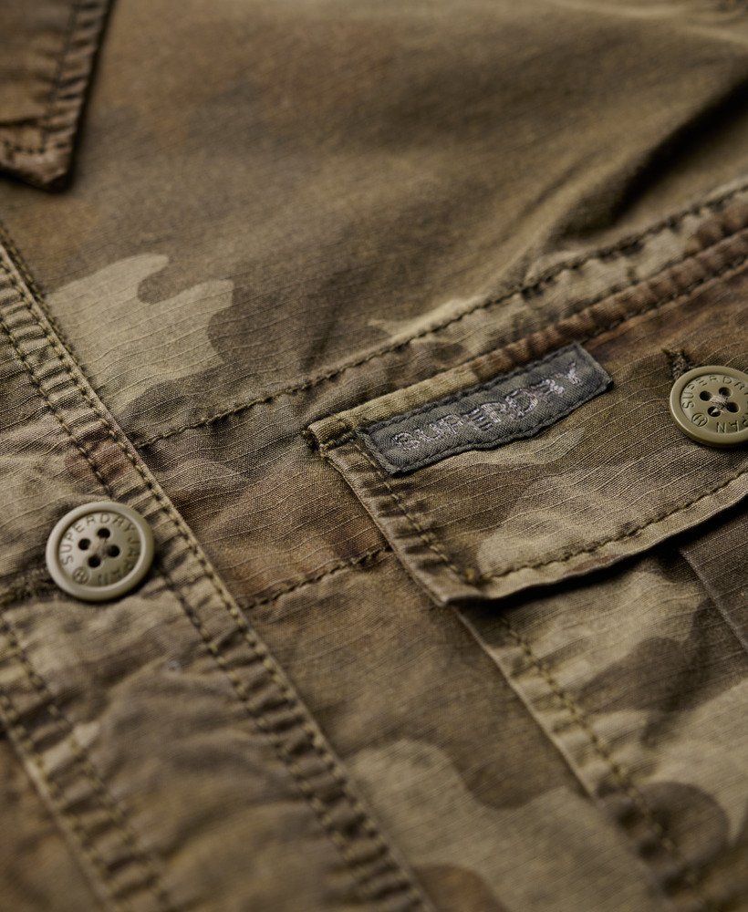 geborduurd militair veldjack in zonverbleekte camouflageprint