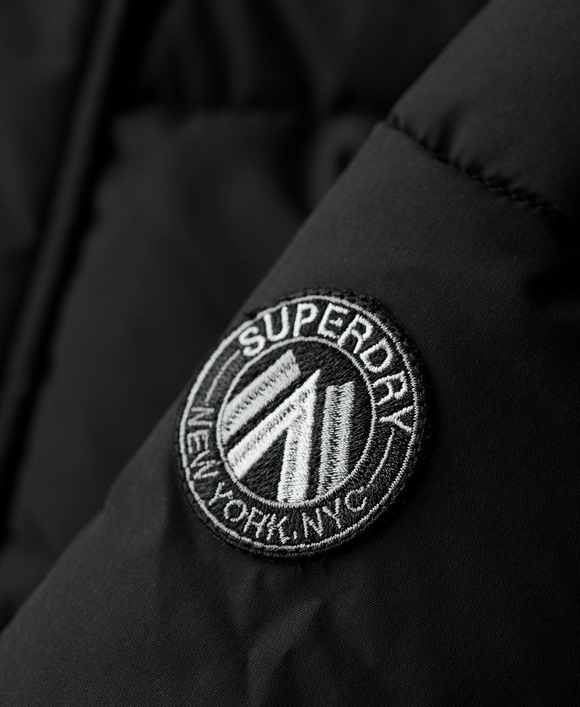gewatteerde parka met city chevron-patroon in zwart