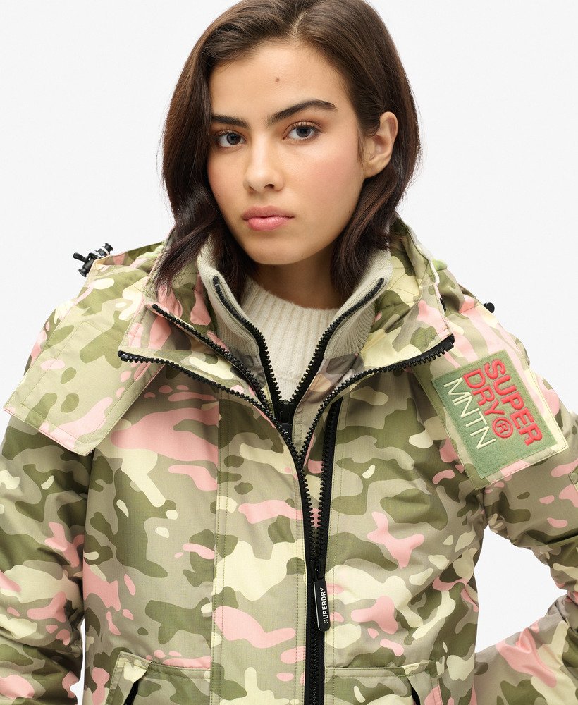 windjack met capuchon in zeegrasgroen met roze camouflageprint