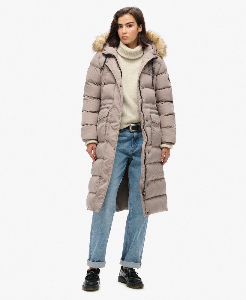 everest lange jas van imitatiebont in diep beige met een onregelmatige structuur.