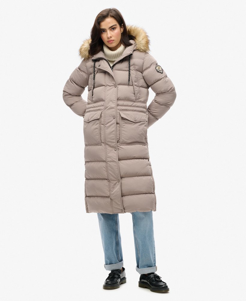 everest lange jas van imitatiebont in diep beige met een onregelmatige structuur.
