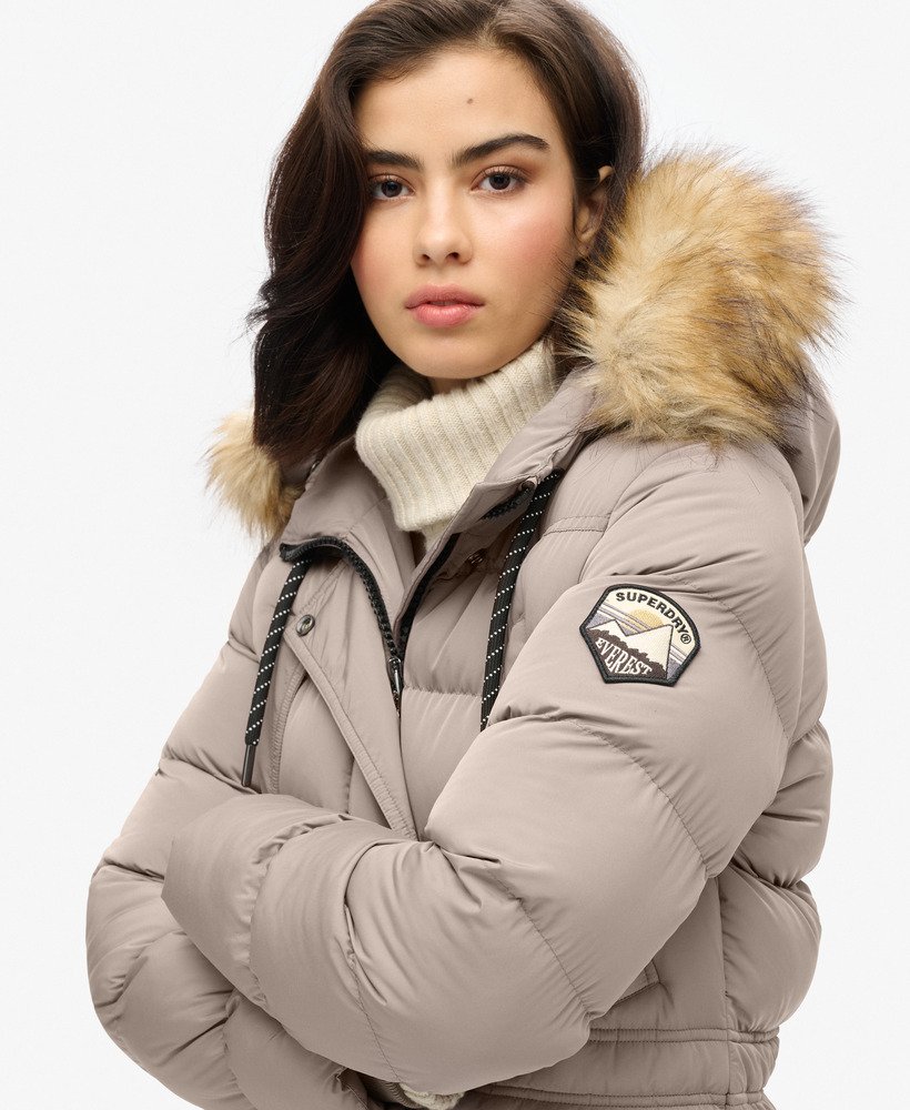 everest lange jas van imitatiebont in diep beige met een onregelmatige structuur.