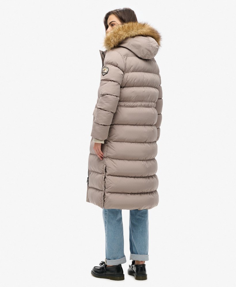 everest lange jas van imitatiebont in diep beige met een onregelmatige structuur.