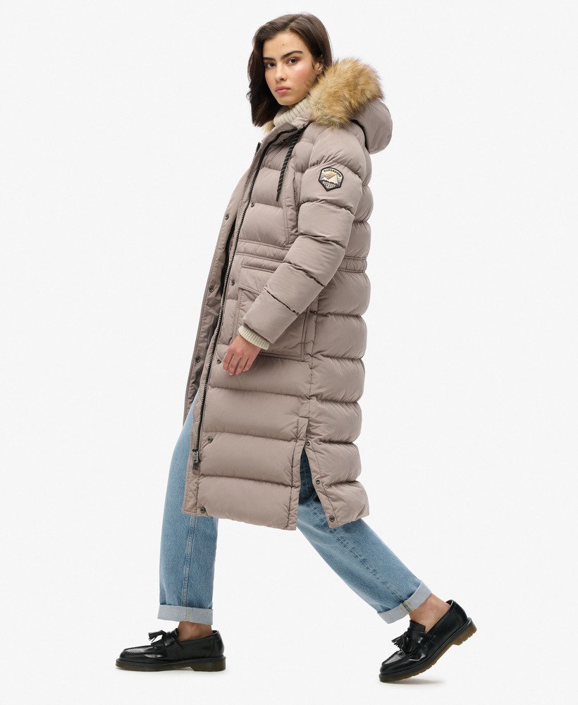 everest lange jas van imitatiebont in diep beige met een onregelmatige structuur.