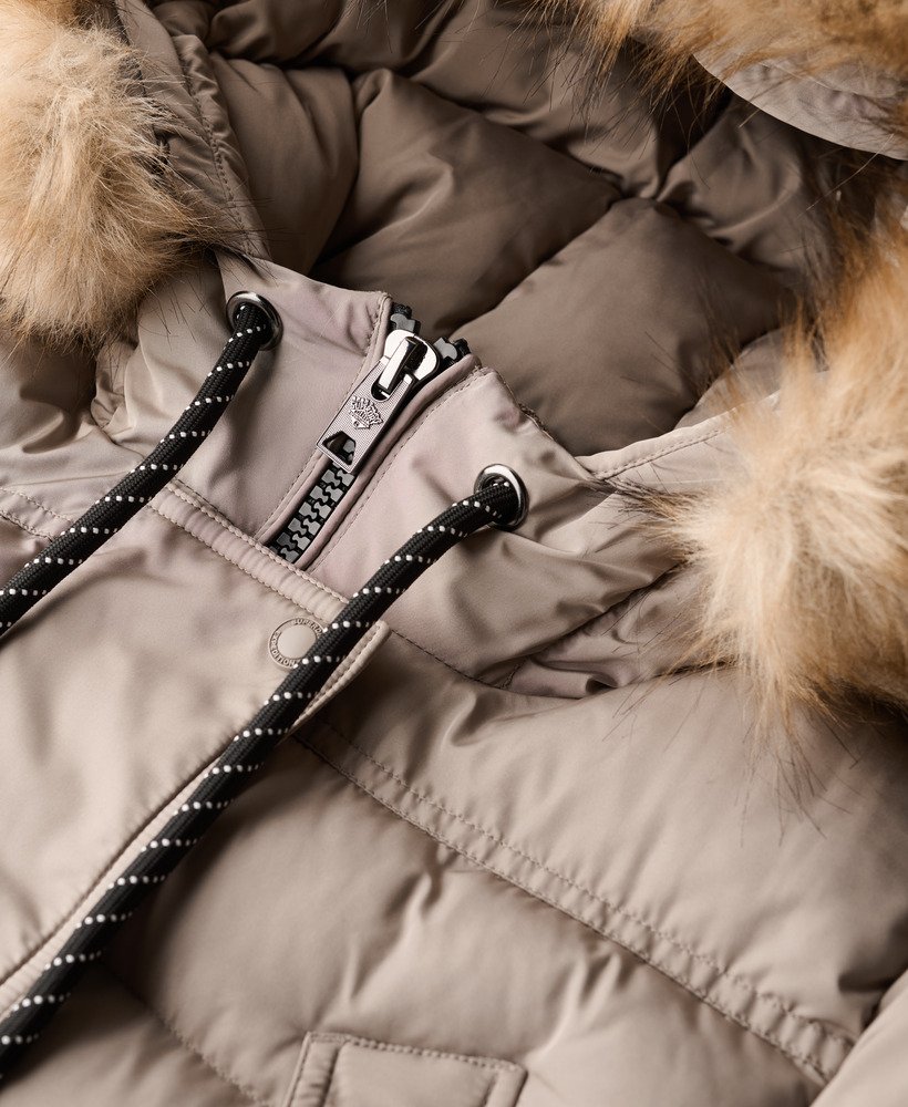 everest lange jas van imitatiebont in diep beige met een onregelmatige structuur.