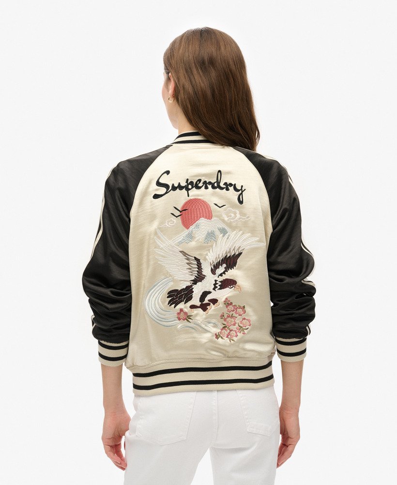 geborduurd sukajan bomberjack in zandbeige