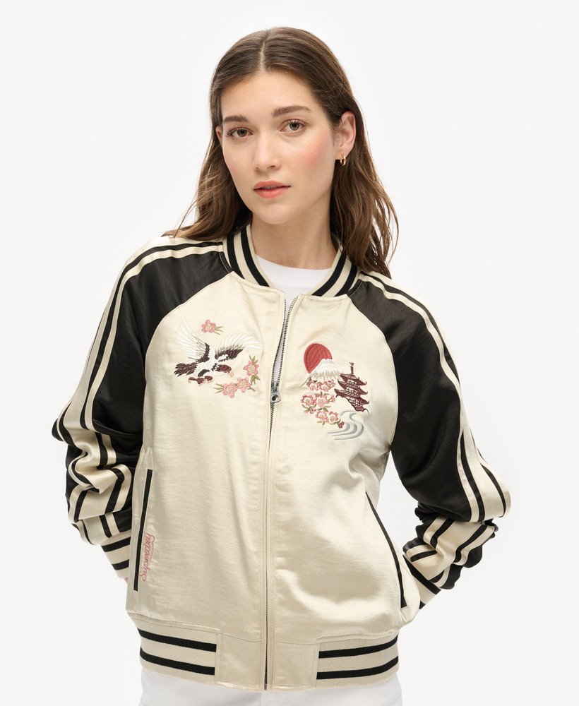 geborduurd sukajan bomberjack in zandbeige