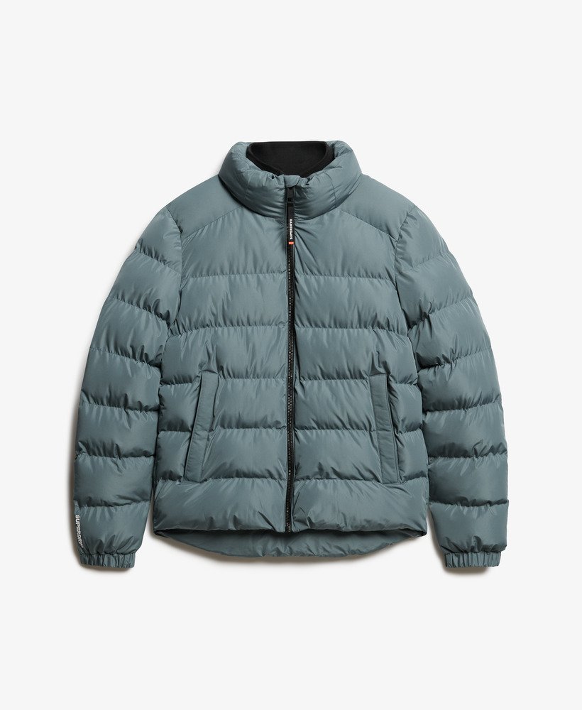oversized sportieve pufferjas in stormachtig weerblauw.