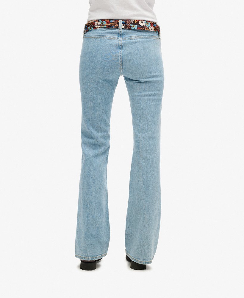 vintage jeans van biologisch katoen met lage taille slim fit en flared pijpen in een klassieke middenwassing.