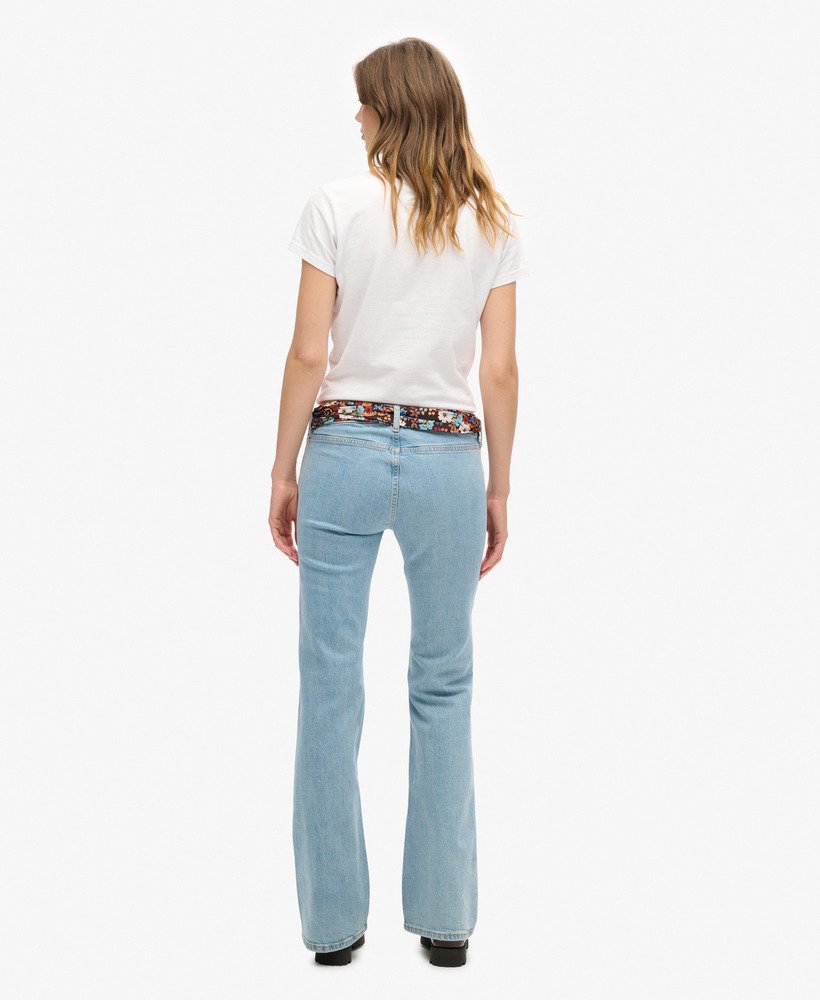 vintage jeans van biologisch katoen met lage taille slim fit en flared pijpen in een klassieke middenwassing.