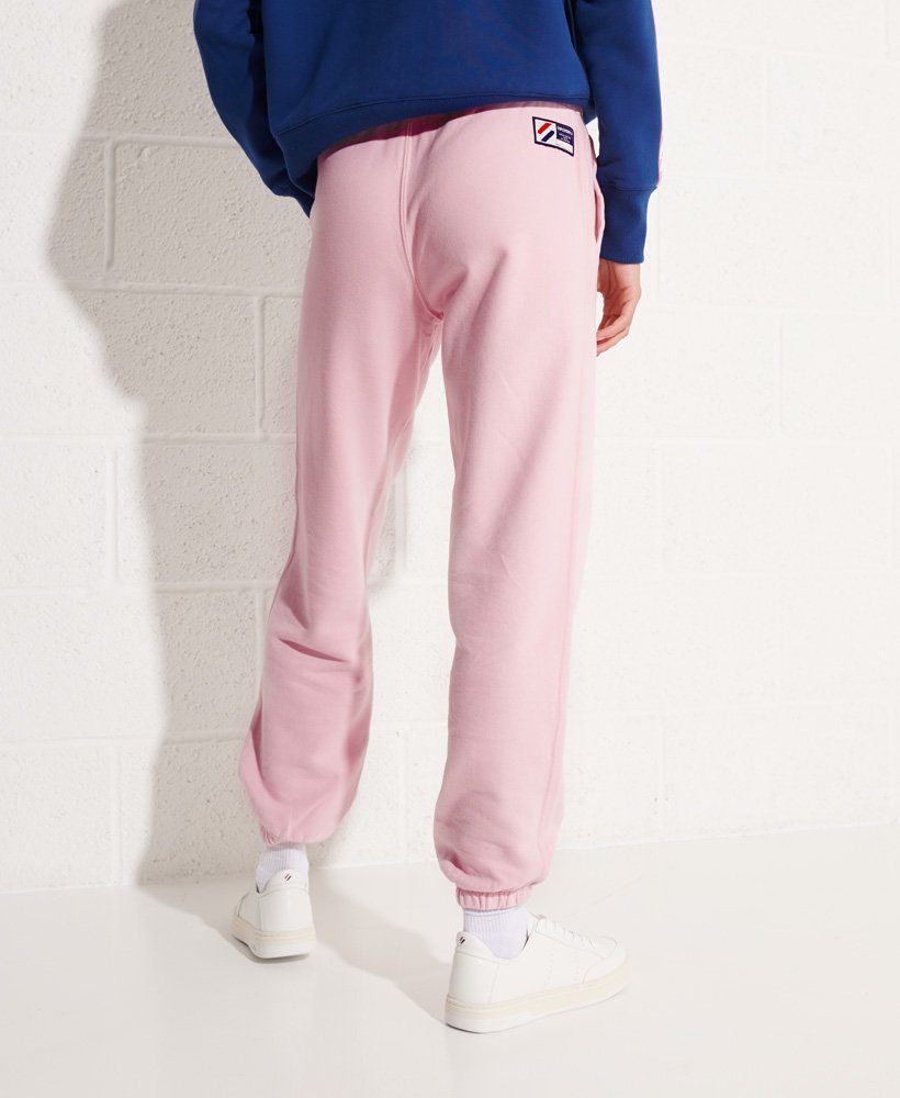 code essential joggingbroek van biologisch katoen in roze.