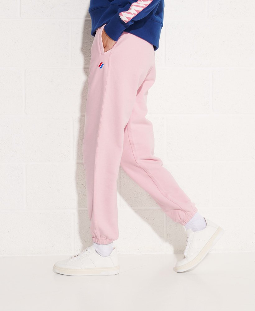 code essential joggingbroek van biologisch katoen in roze.