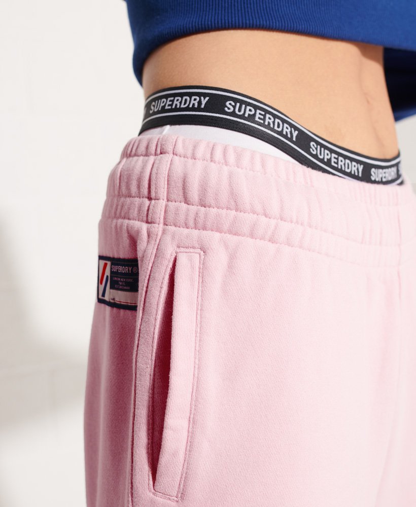 code essential joggingbroek van biologisch katoen in roze.