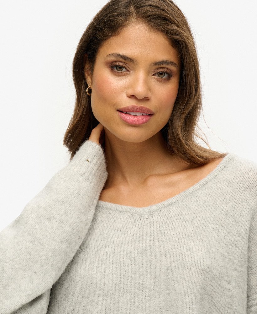 oversized v-hals trui in lichtgrijs met twist.