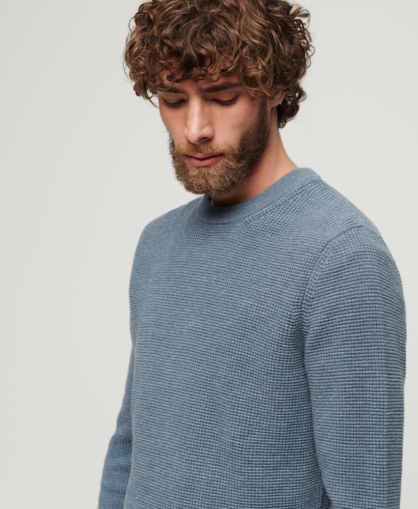 trui met ronde hals en textuur in een getijdenblauwe gemêleerde kleur.