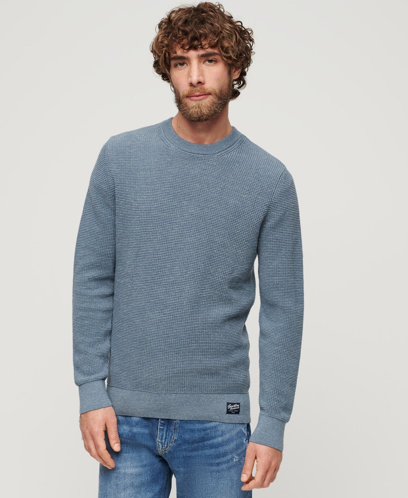 trui met ronde hals en textuur in een getijdenblauwe gemêleerde kleur.