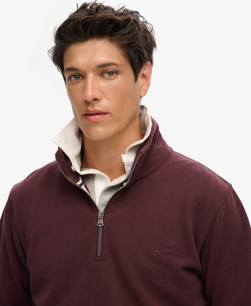 essential logo half zip sweatshirt in een rijke diepe bordeauxrode kleur.
