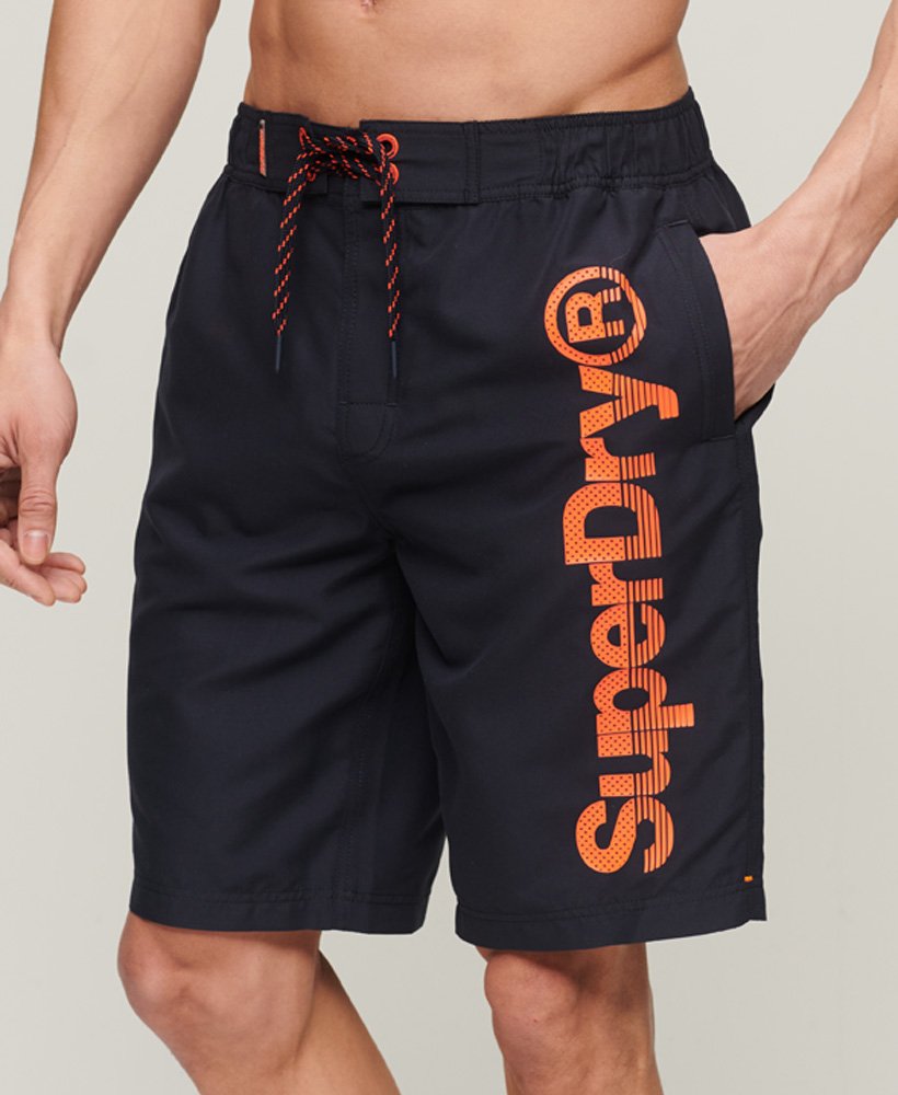 klassieke boardshorts in de donkerste marineblauwe kleur.