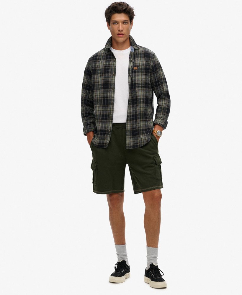 cargo shorts met contrasterende stiksels in gewassen olijfgroen.
