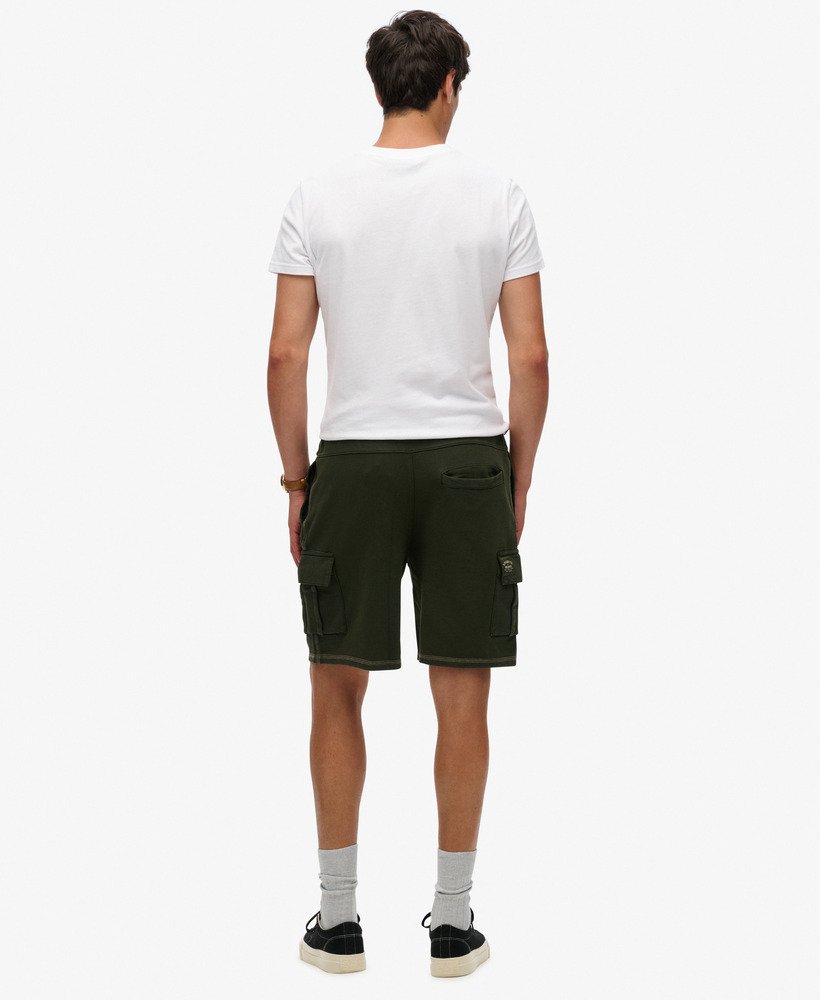 cargo shorts met contrasterende stiksels in gewassen olijfgroen.