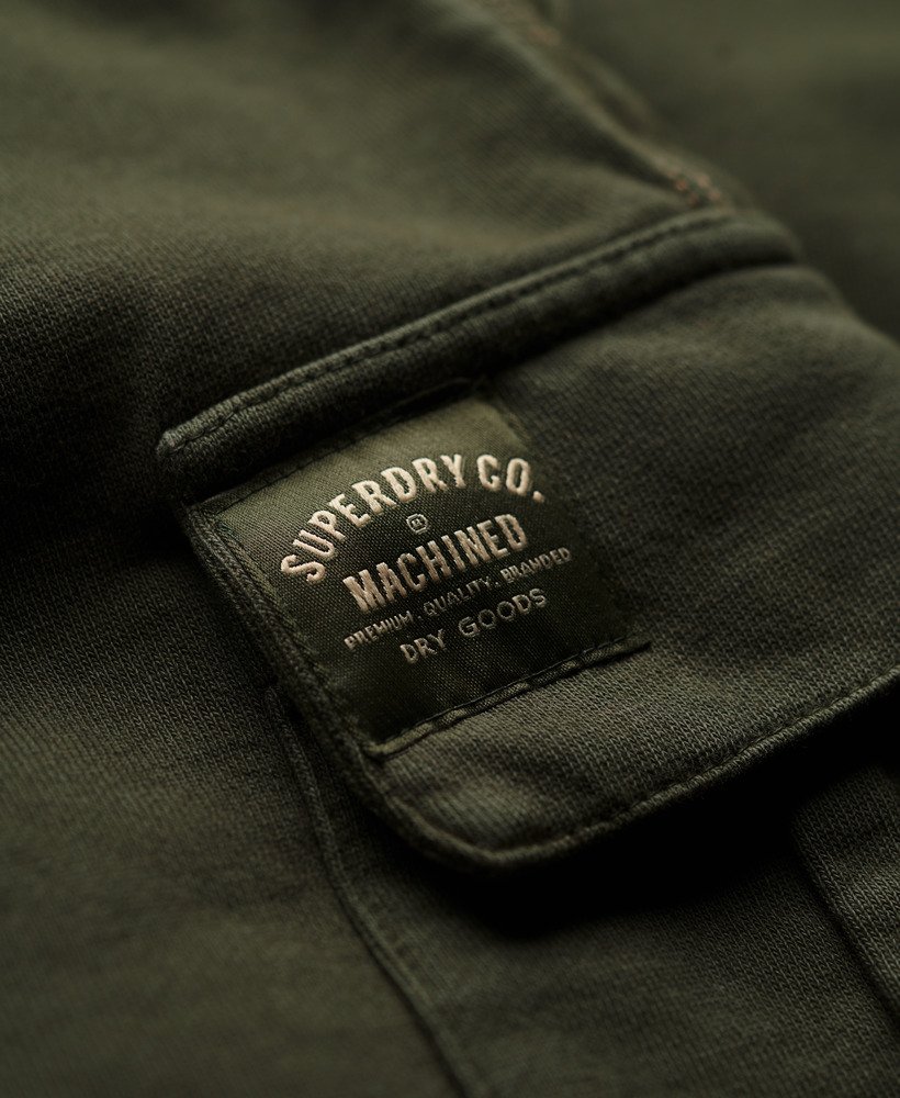 cargo shorts met contrasterende stiksels in gewassen olijfgroen.