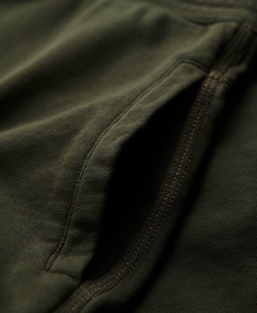 cargo shorts met contrasterende stiksels in gewassen olijfgroen.
