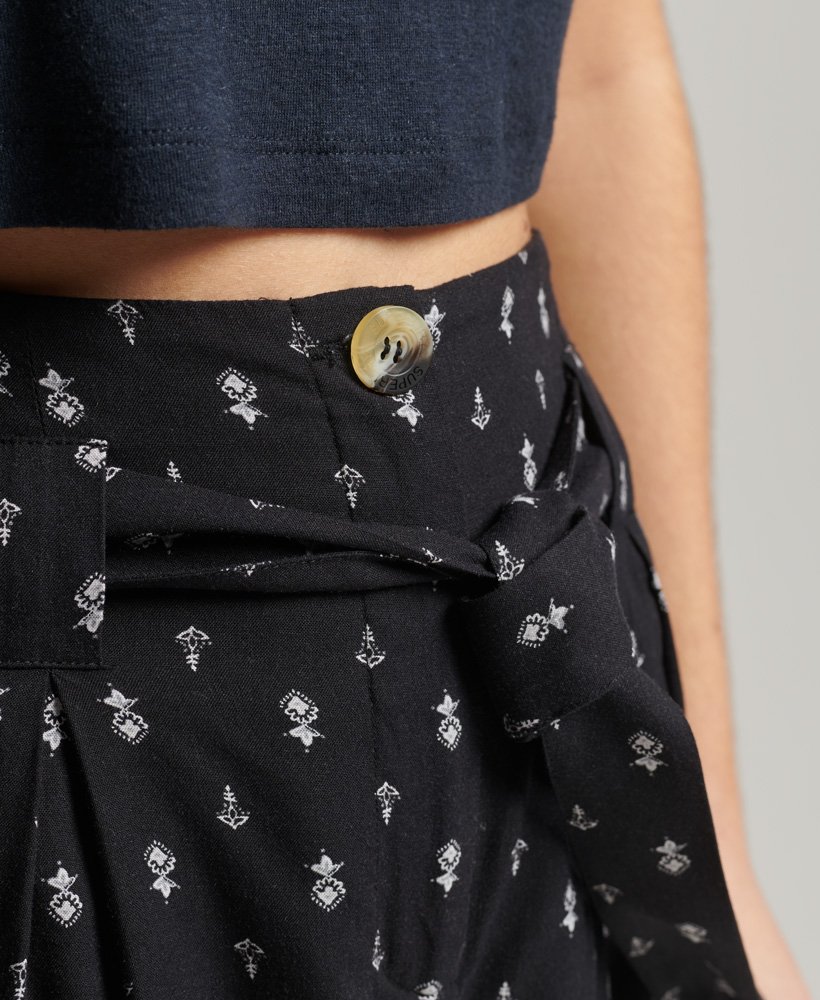 vintage paperbag-print shorts in zwart met geometrische print