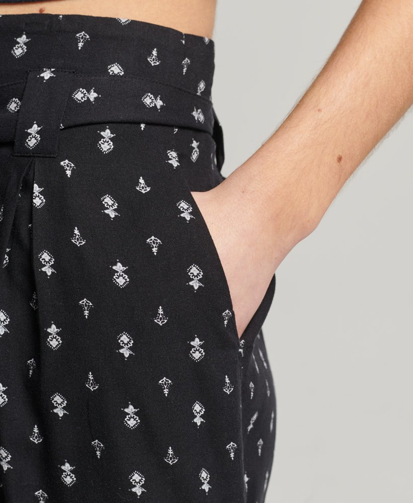 vintage paperbag-print shorts in zwart met geometrische print