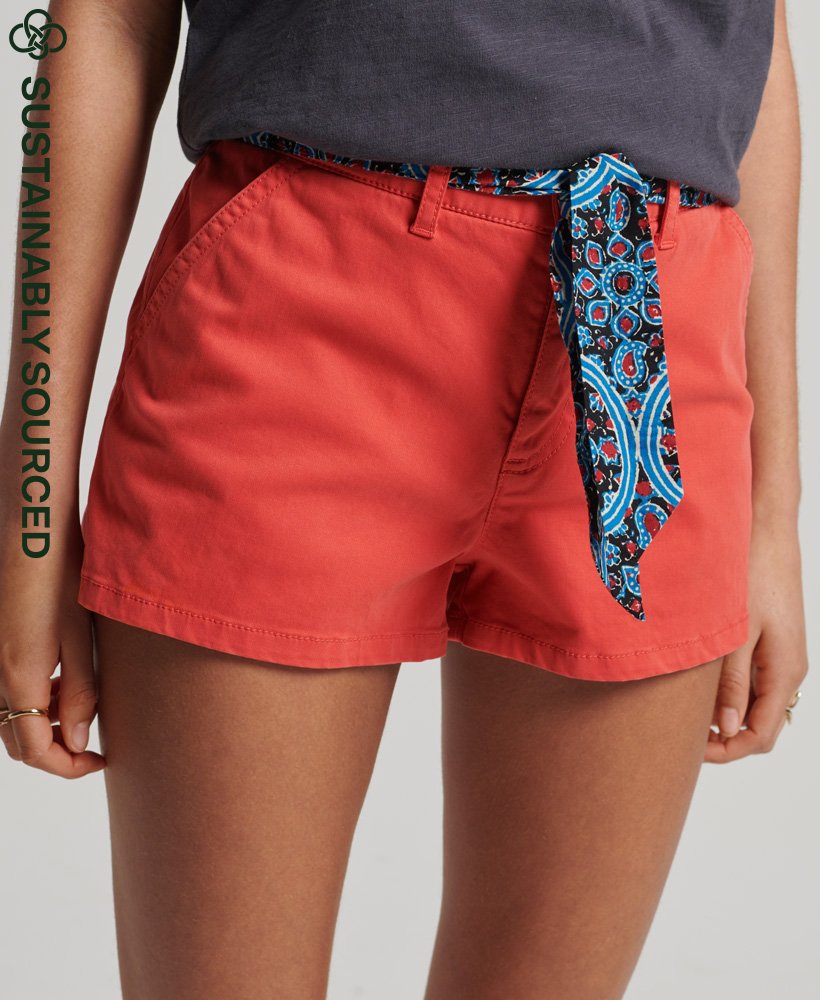 vintage chino shorts van biologisch katoen in frisdrankrood.