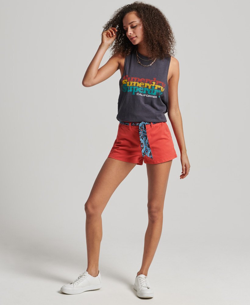 vintage chino shorts van biologisch katoen in frisdrankrood.
