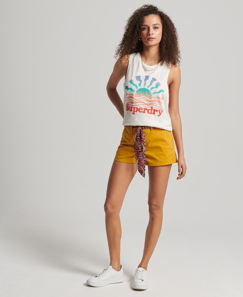 vintage chino shorts van biologisch katoen in woestijnbeige.